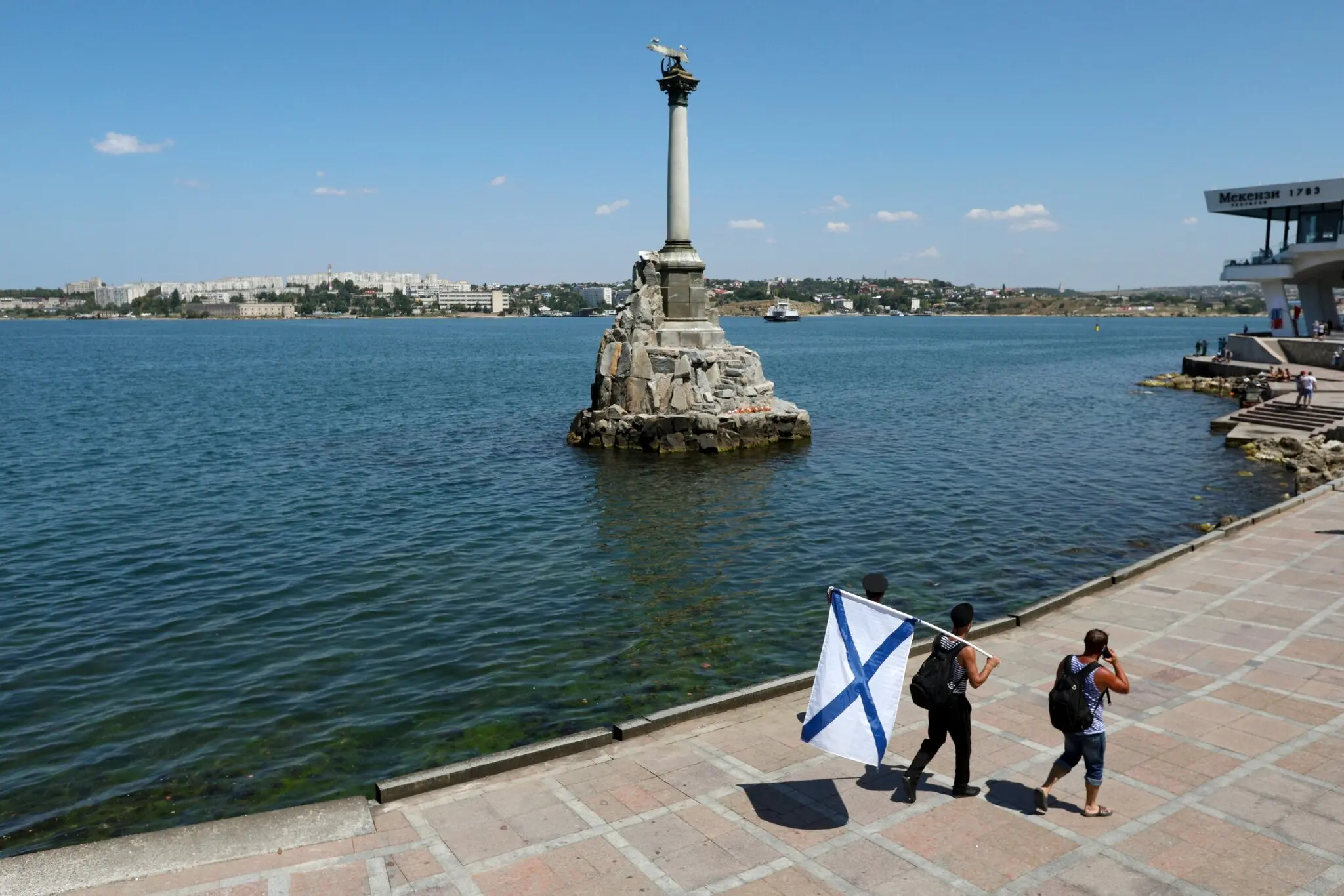 Уздовж Севастопольської бухти в Криму торік. Росія вторглася в Крим у 2014 році, незаконно анексувала його і почала нарощувати там військові дії